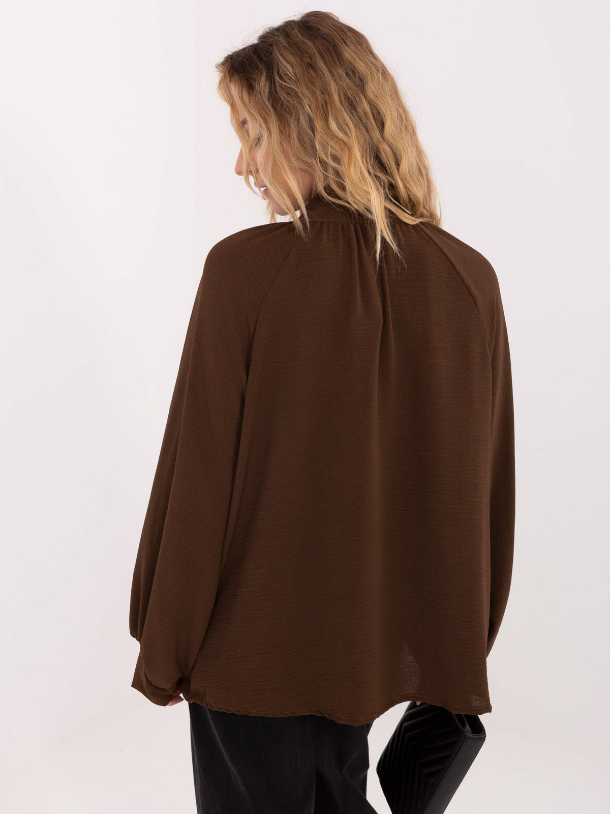Blusa Elegante con Lazada y Broche Decorativo