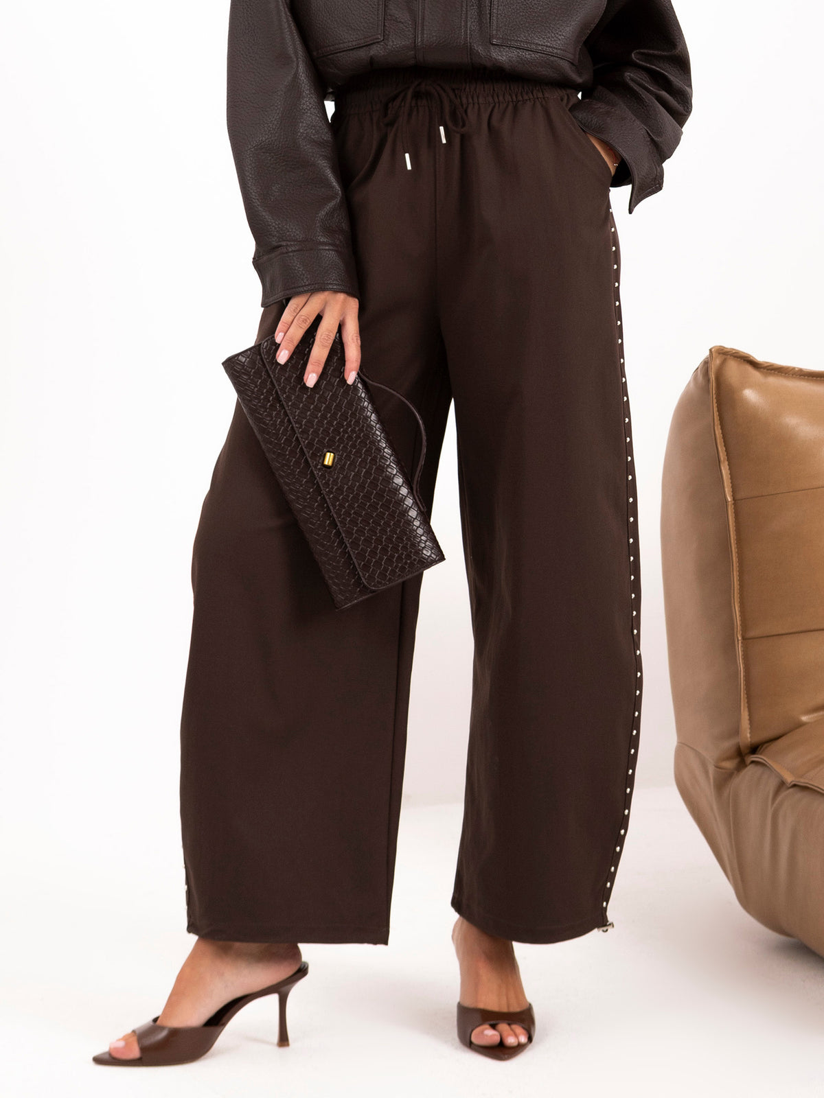 Pantalón Ancho Marrón Chocolate con Detalles Laterales
