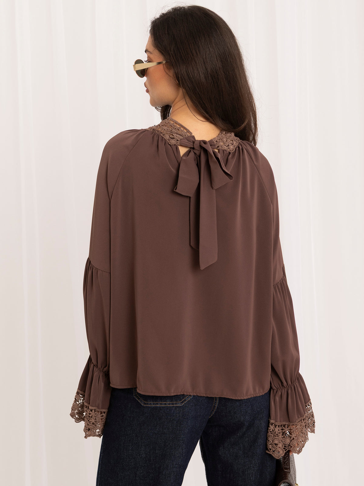 Blusa Elegante con Encaje y Lazada en la Espalda