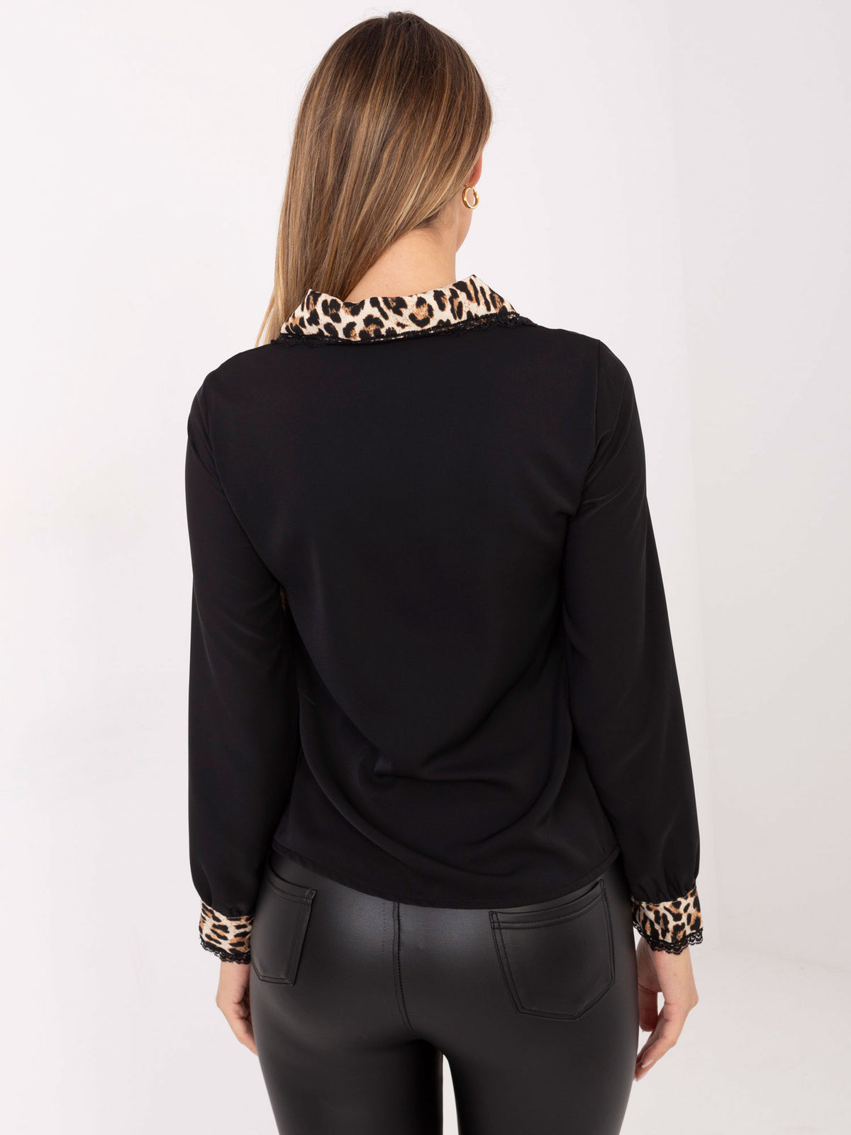 Blusa Negra con Detalles de Estampado Leopardo
