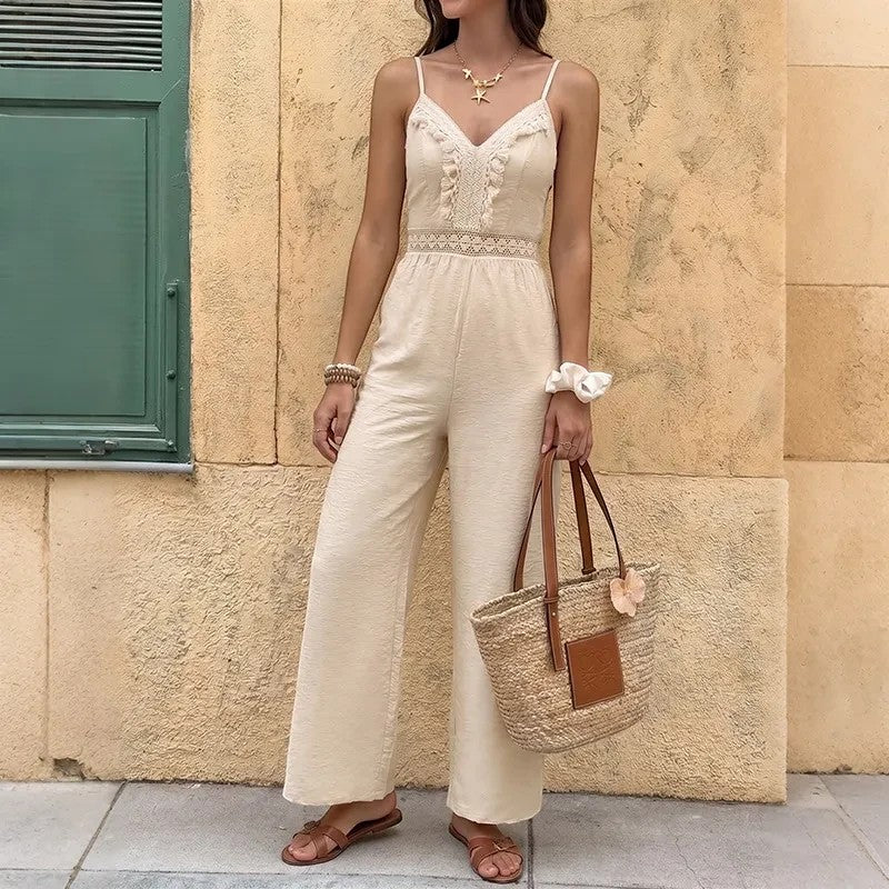 Modelo viste mono largo beige de tirantes con encaje y cintura alta de vestismuse, estilo mediterráneo y elegante.