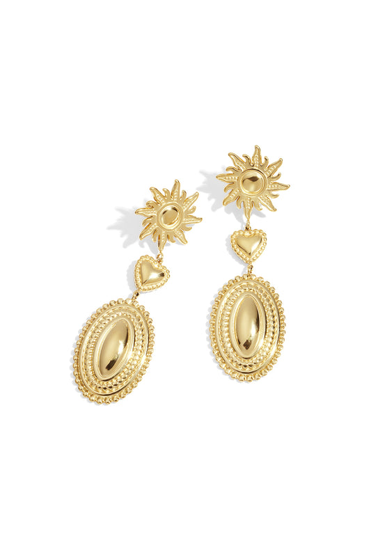 Me encantan los pendientes colgantes con forma de sol.