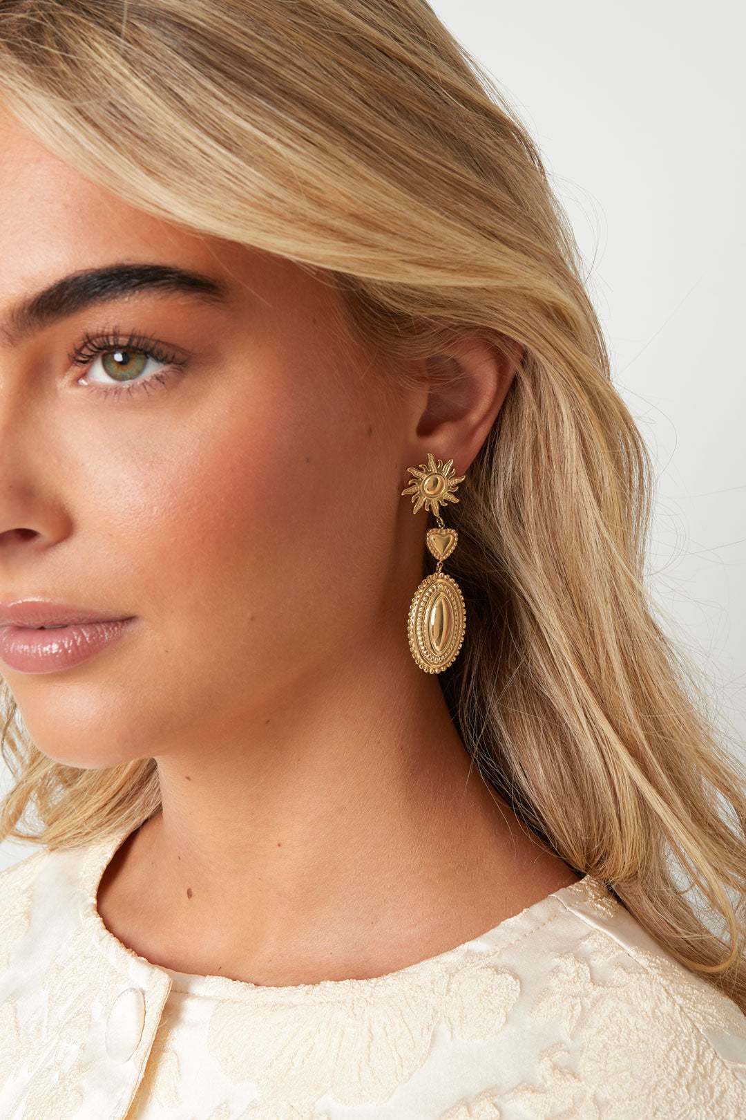 Me encantan los pendientes colgantes con forma de sol.