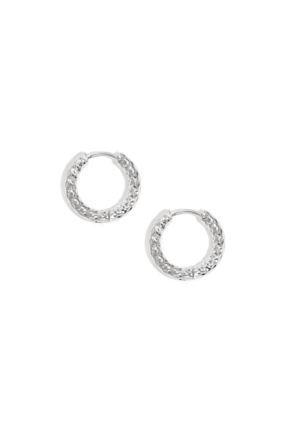 pendientes con detalles grabados