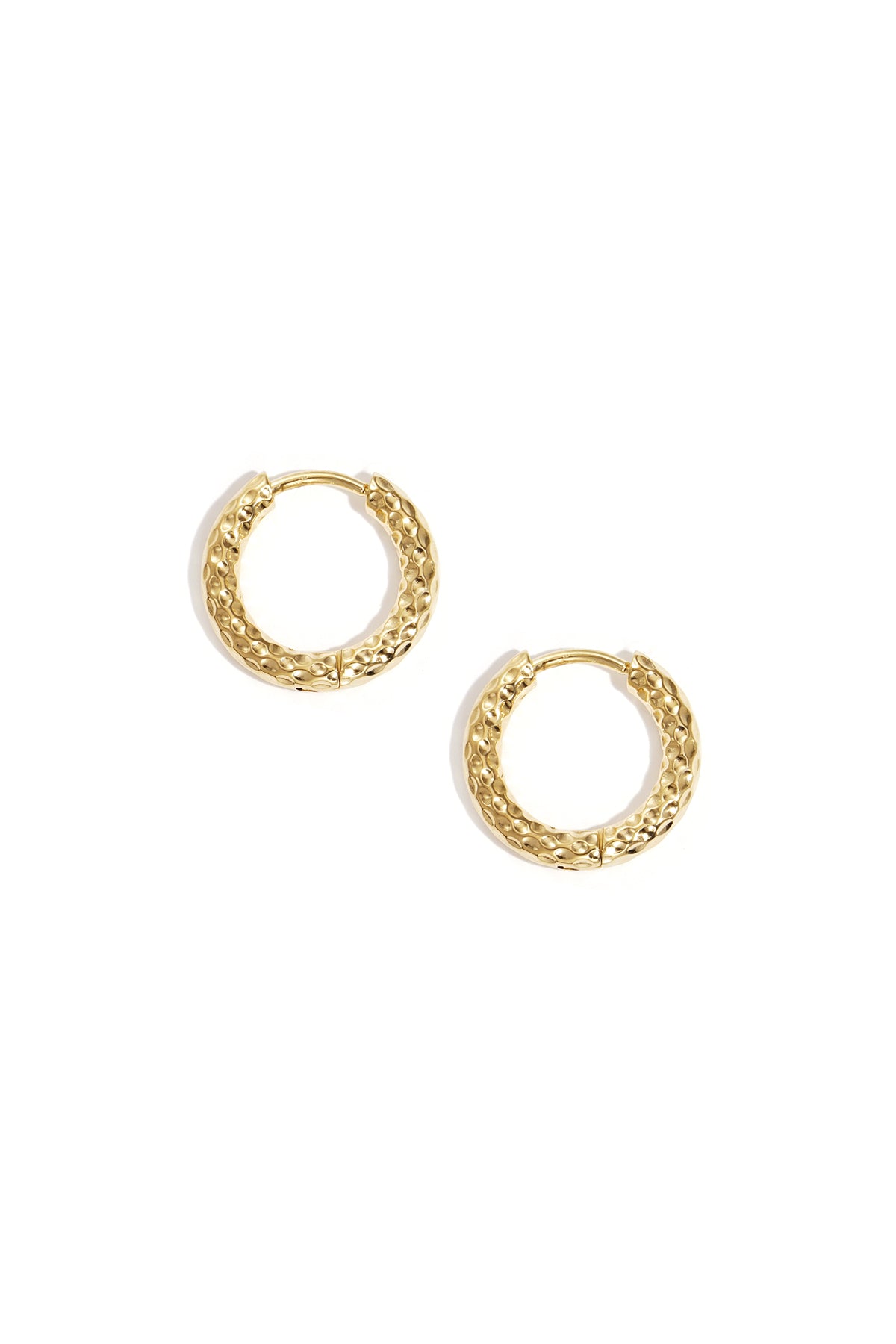 pendientes con detalles grabados