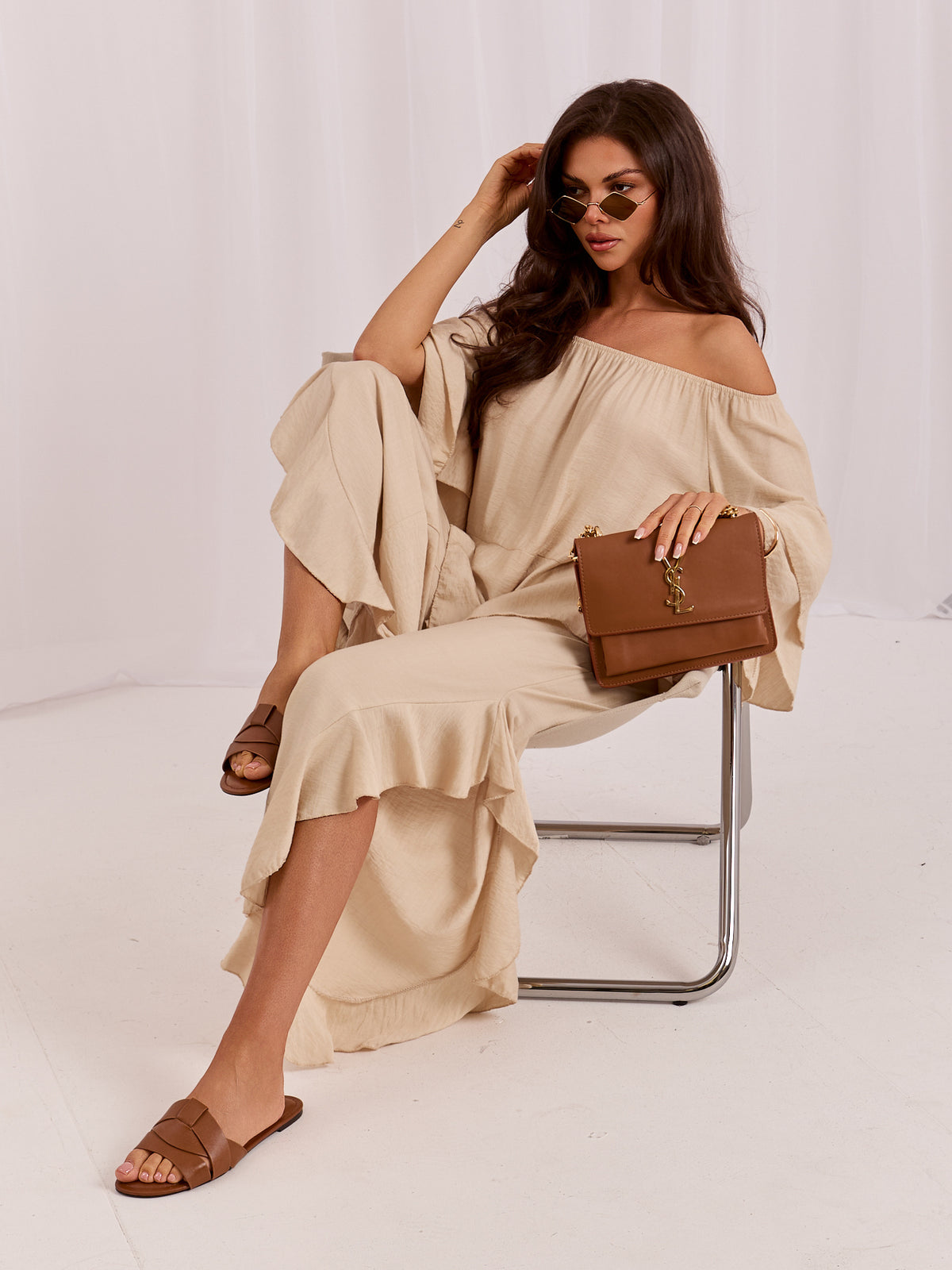 Conjunto de Blusa con Volantes y Pantalón Beige