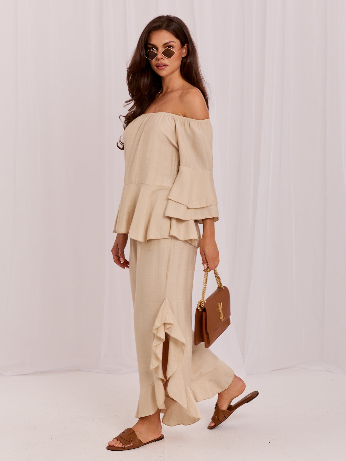 Conjunto de Blusa con Volantes y Pantalón Beige