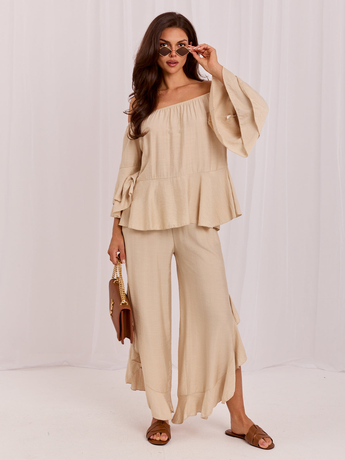 Conjunto de Blusa con Volantes y Pantalón Beige