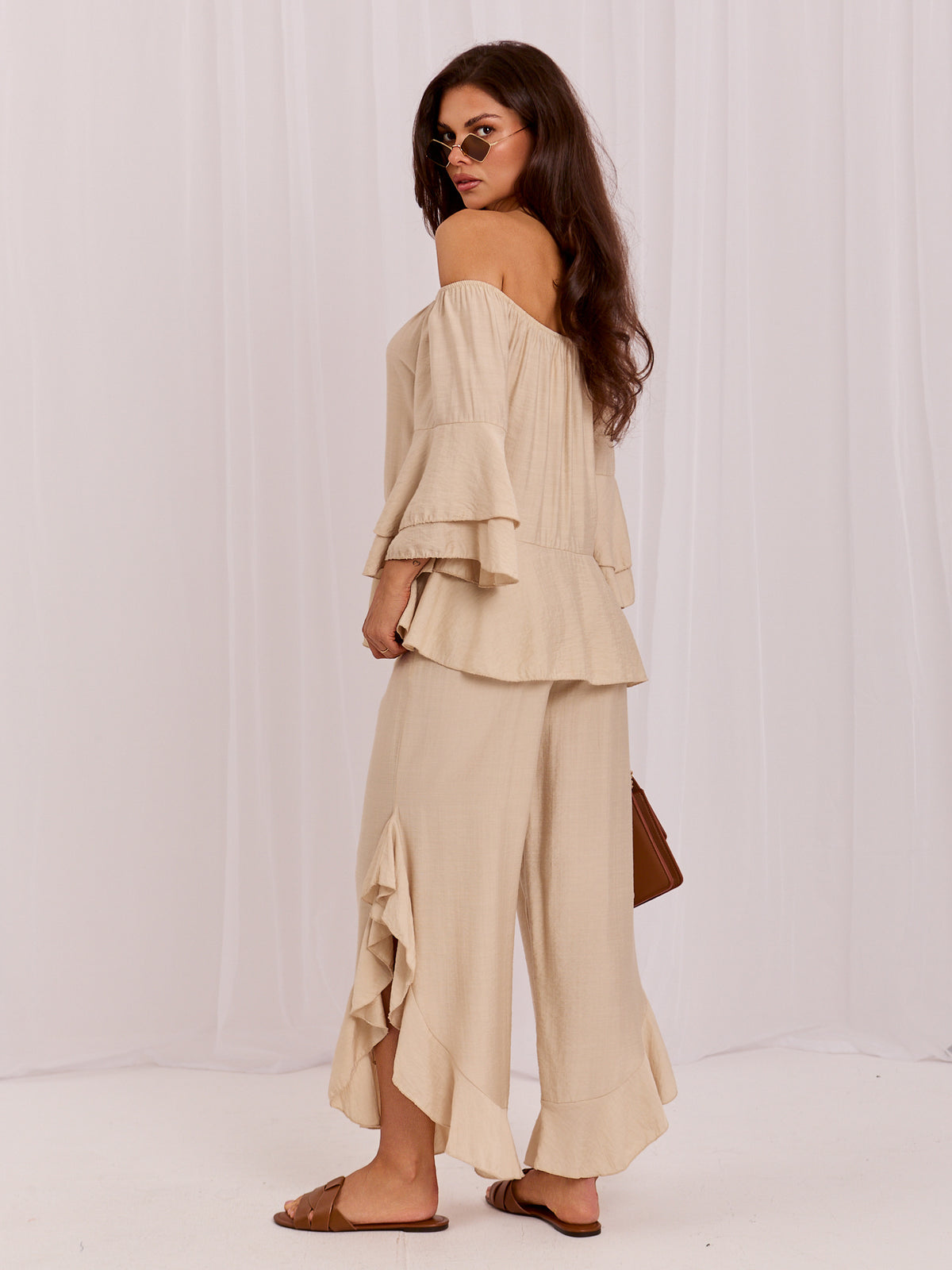 Conjunto de Blusa con Volantes y Pantalón Beige