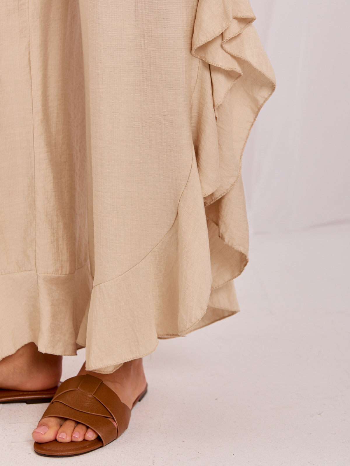 Conjunto de Blusa con Volantes y Pantalón Beige