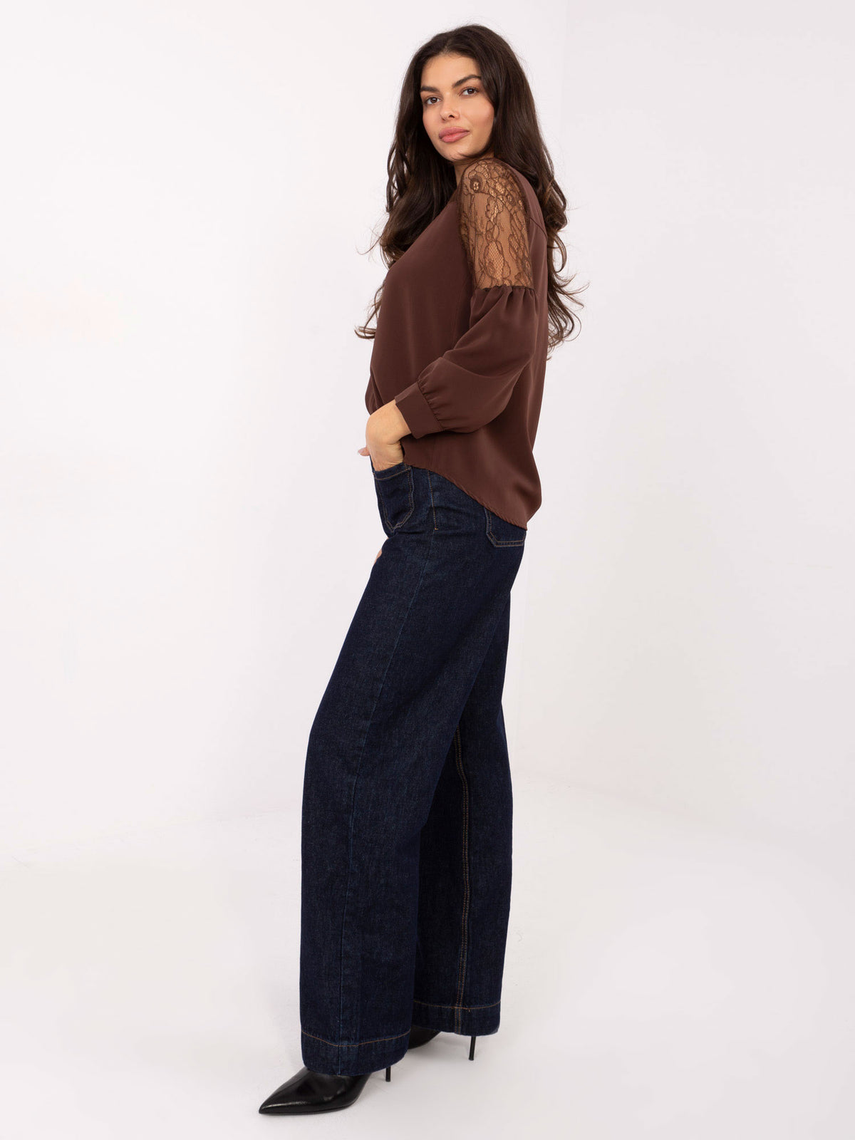 Camisa Elegante con Encaje Floral y Botones
