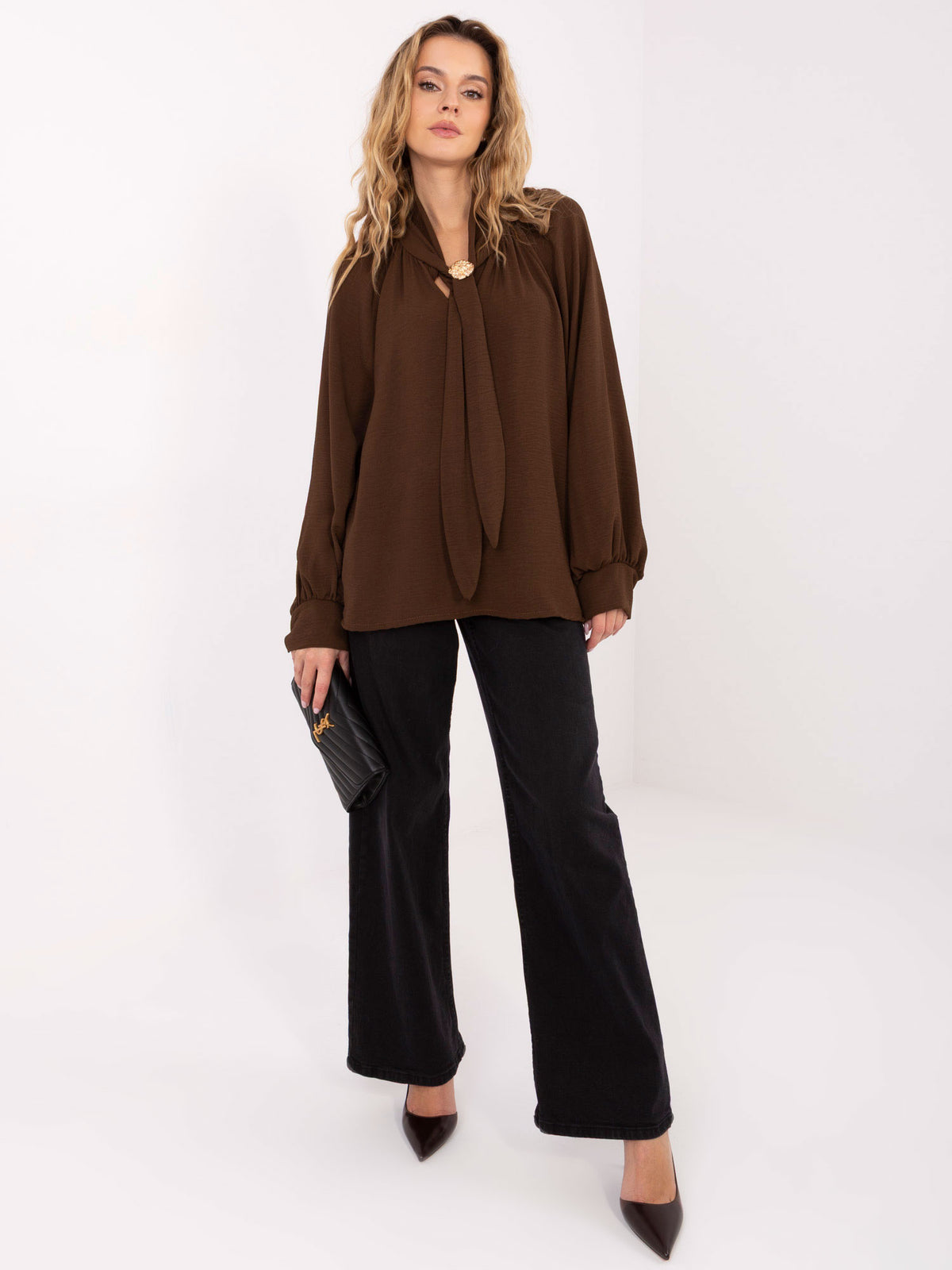 Blusa Elegante con Lazada y Broche Decorativo