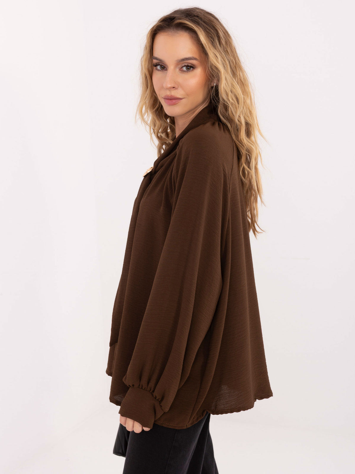 Blusa Elegante con Lazada y Broche Decorativo