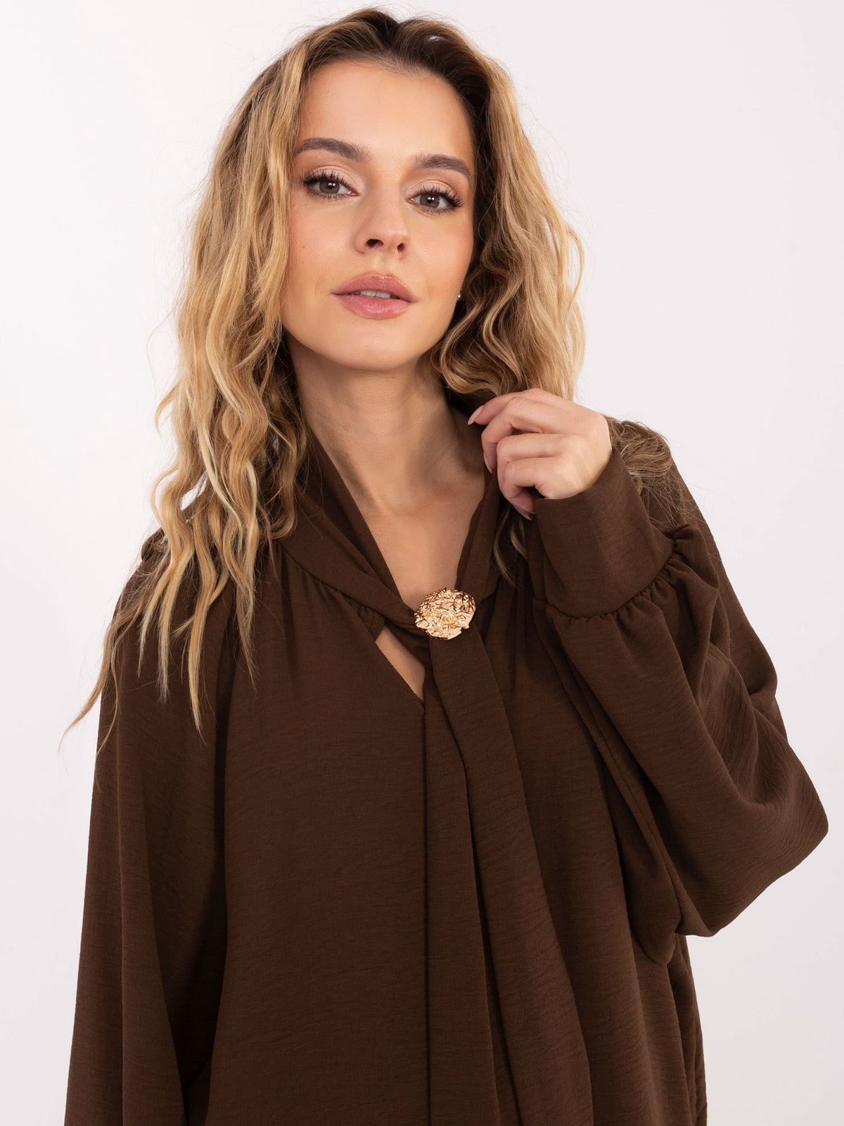 Blusa Elegante con Lazada y Broche Decorativo
