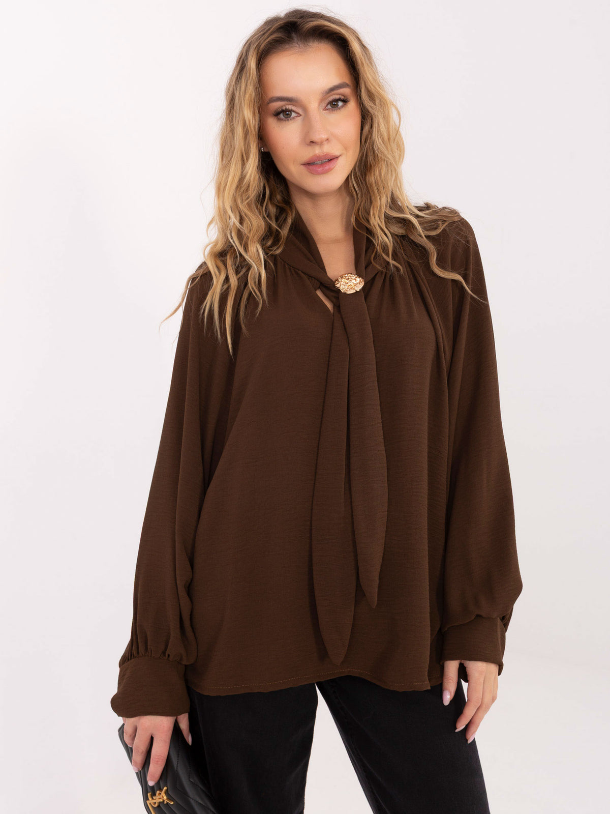 Blusa Elegante con Lazada y Broche Decorativo