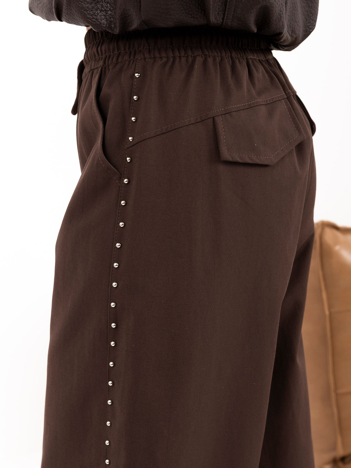 Pantalón Ancho Marrón Chocolate con Detalles Laterales