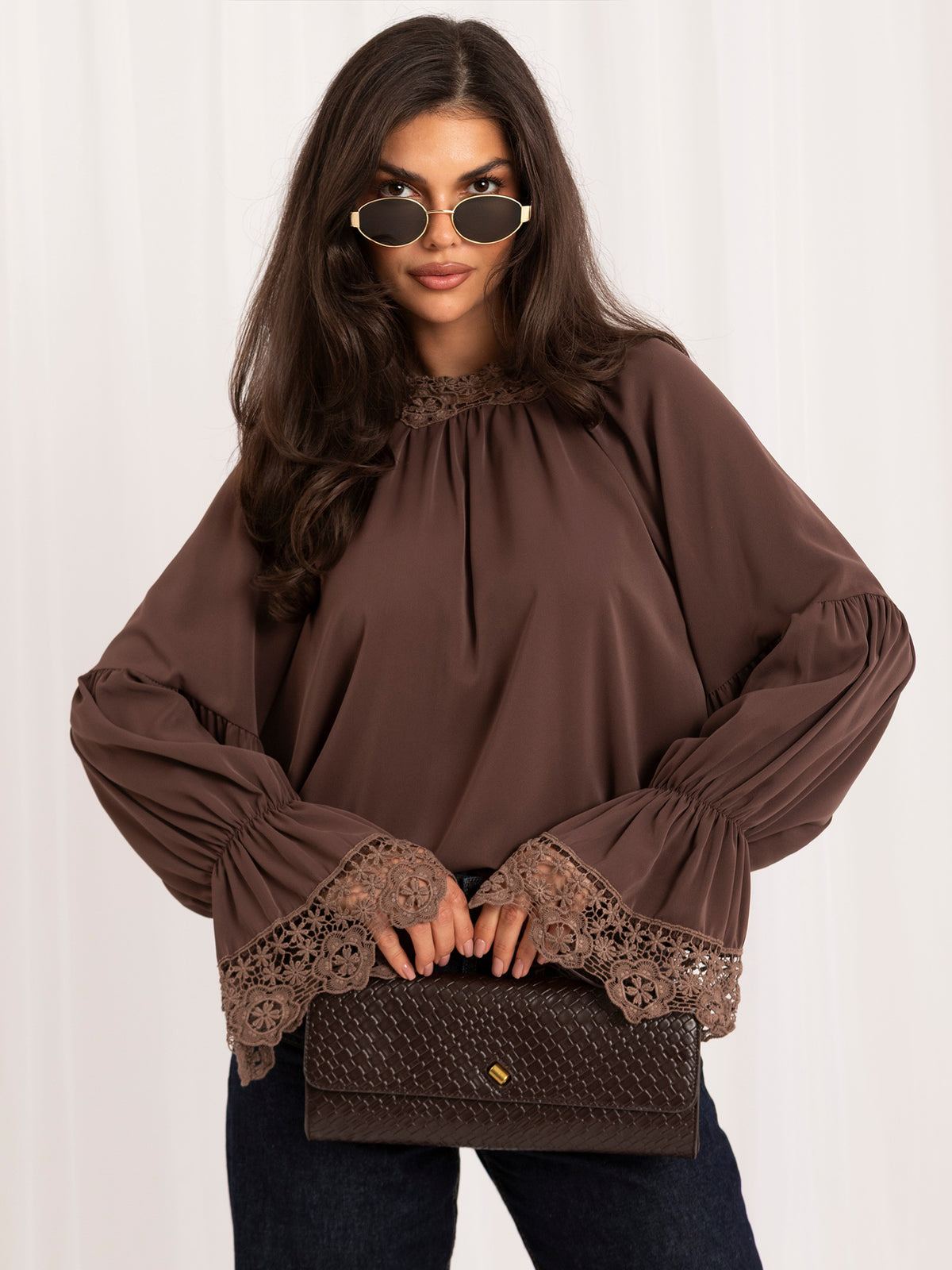 Blusa Elegante con Encaje y Lazada en la Espalda