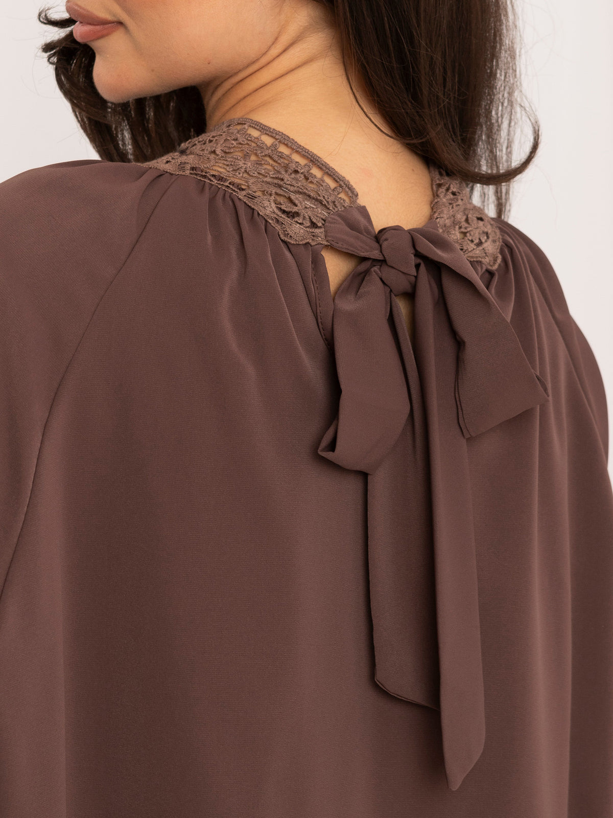 Blusa Elegante con Encaje y Lazada en la Espalda