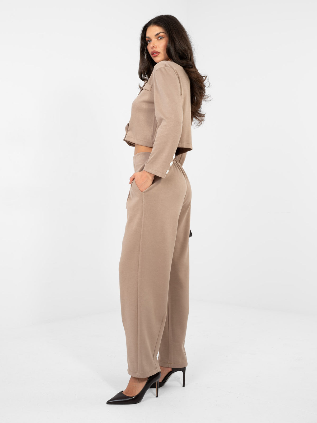 Conjunto de Blazer Corta y Pantalón Beige