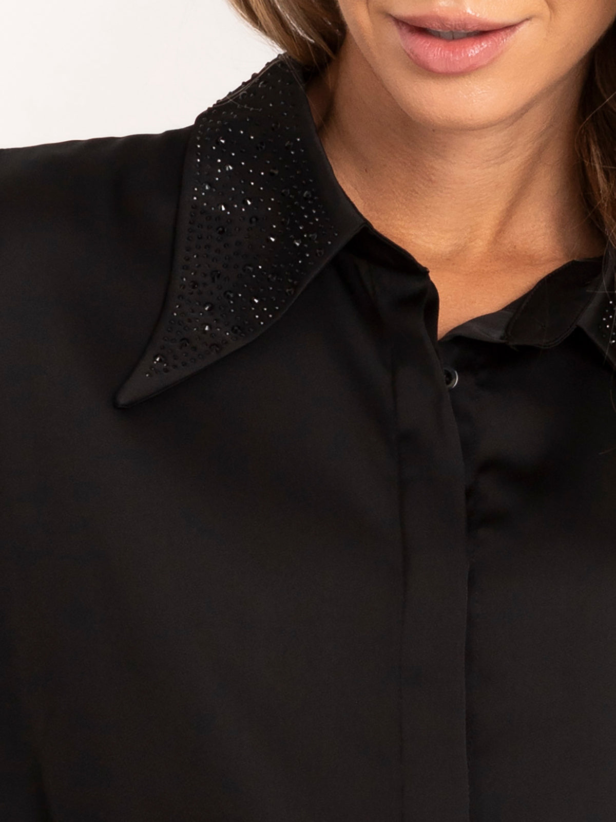 Camisa Satinada con Cuello Joya