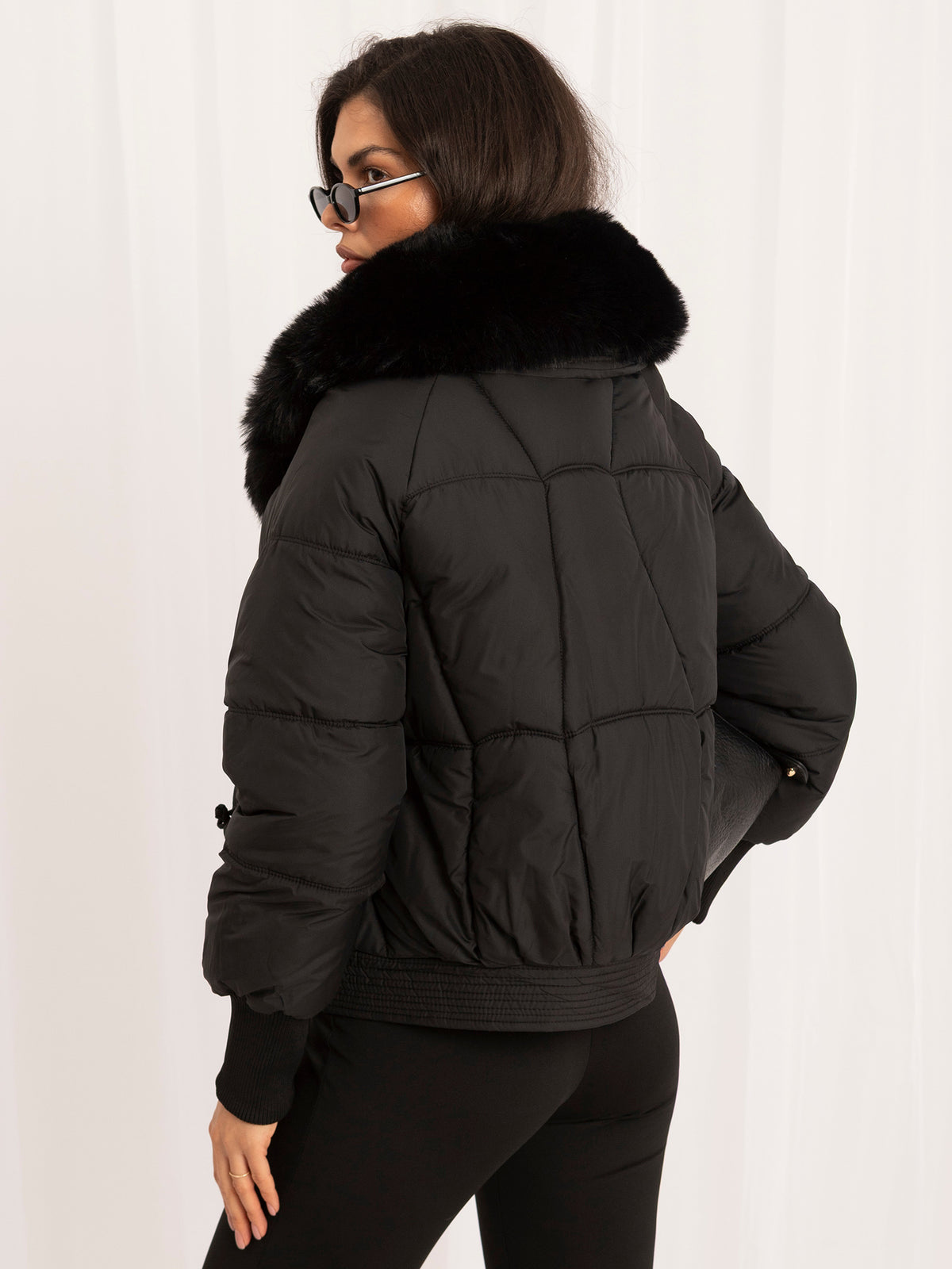 Chaqueta Acolchada Corta con Cuello de Pelo Sintético