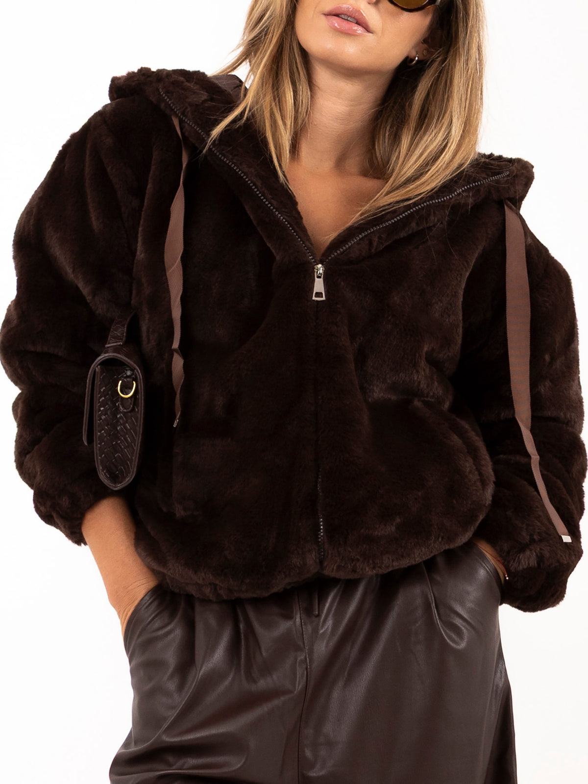 Chaqueta Corta de Pelo Sintético con Capucha