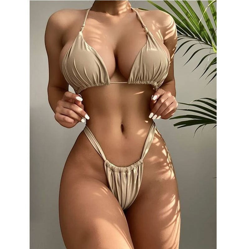 Bikini vestismuse de dos piezas color beige con top de triángulo fruncido y braguita de tiro alto