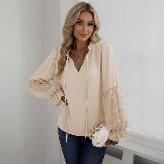 Blusa vestismuse color albaricoque con escote en V, mangas largas bordadas y puños fruncidos de tejido fluido.