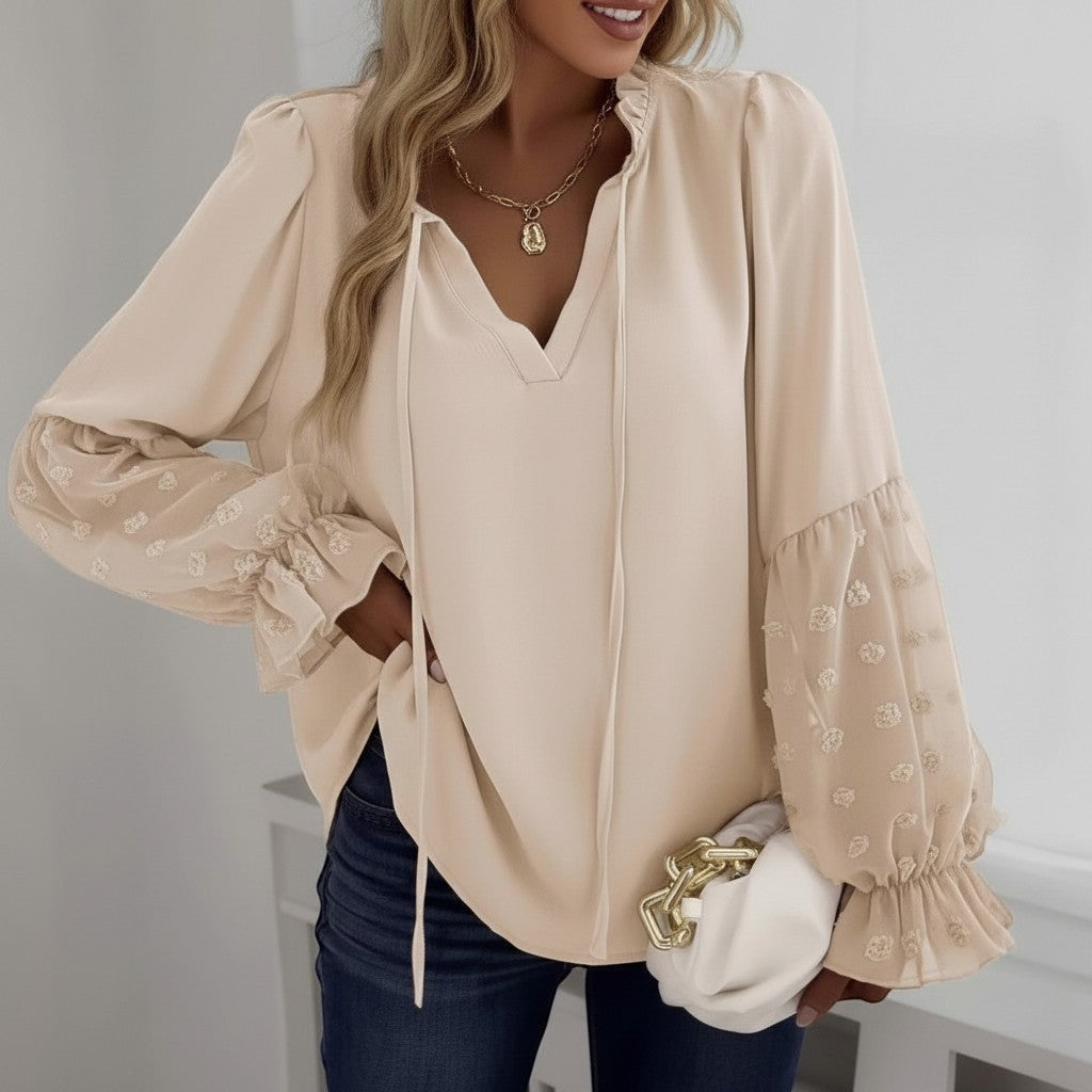 Blusa vestismuse color albaricoque con escote en V, mangas largas bordadas y puños fruncidos de tejido fluido.