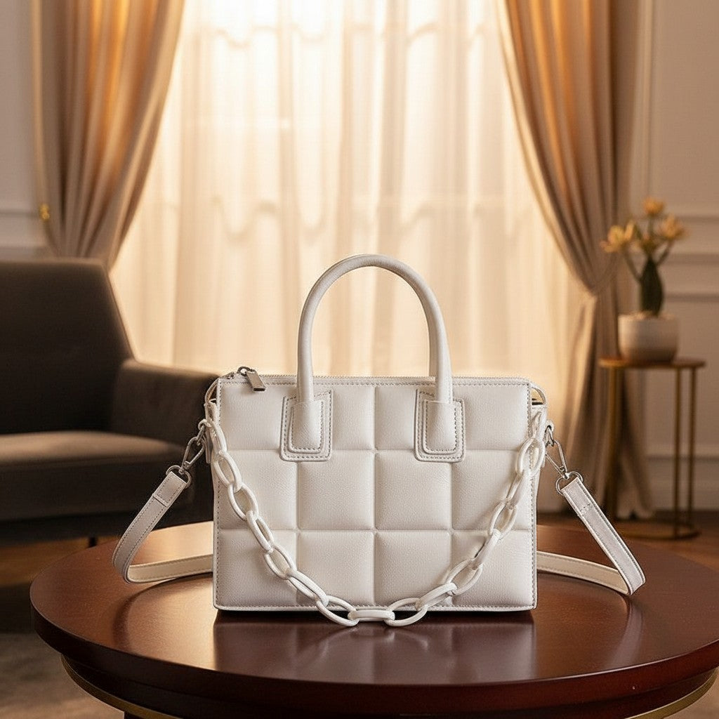 Bolso acolchado blanco vestismuse con textura geométrica y cadena decorativa, diseño retro elegante y compacto.