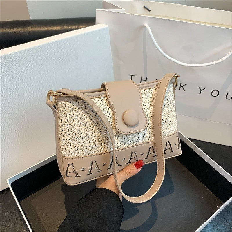 Bolso de hombro vestismuse en beige y paja trenzada con detalle de letras y cierre de botón a presión