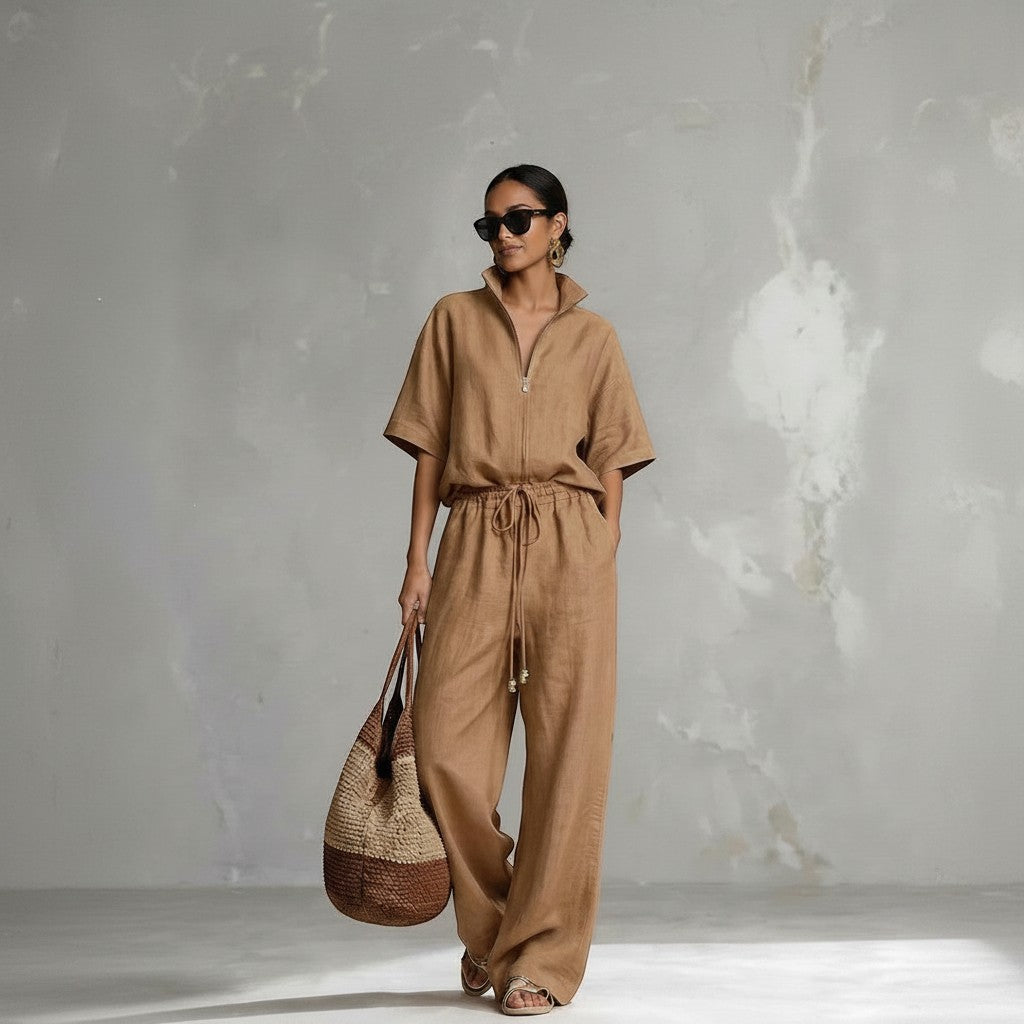 Mujer vistiendo conjunto de dos piezas color camel de vestismuse con camisa de cremallera y pantalón de pernera ancha