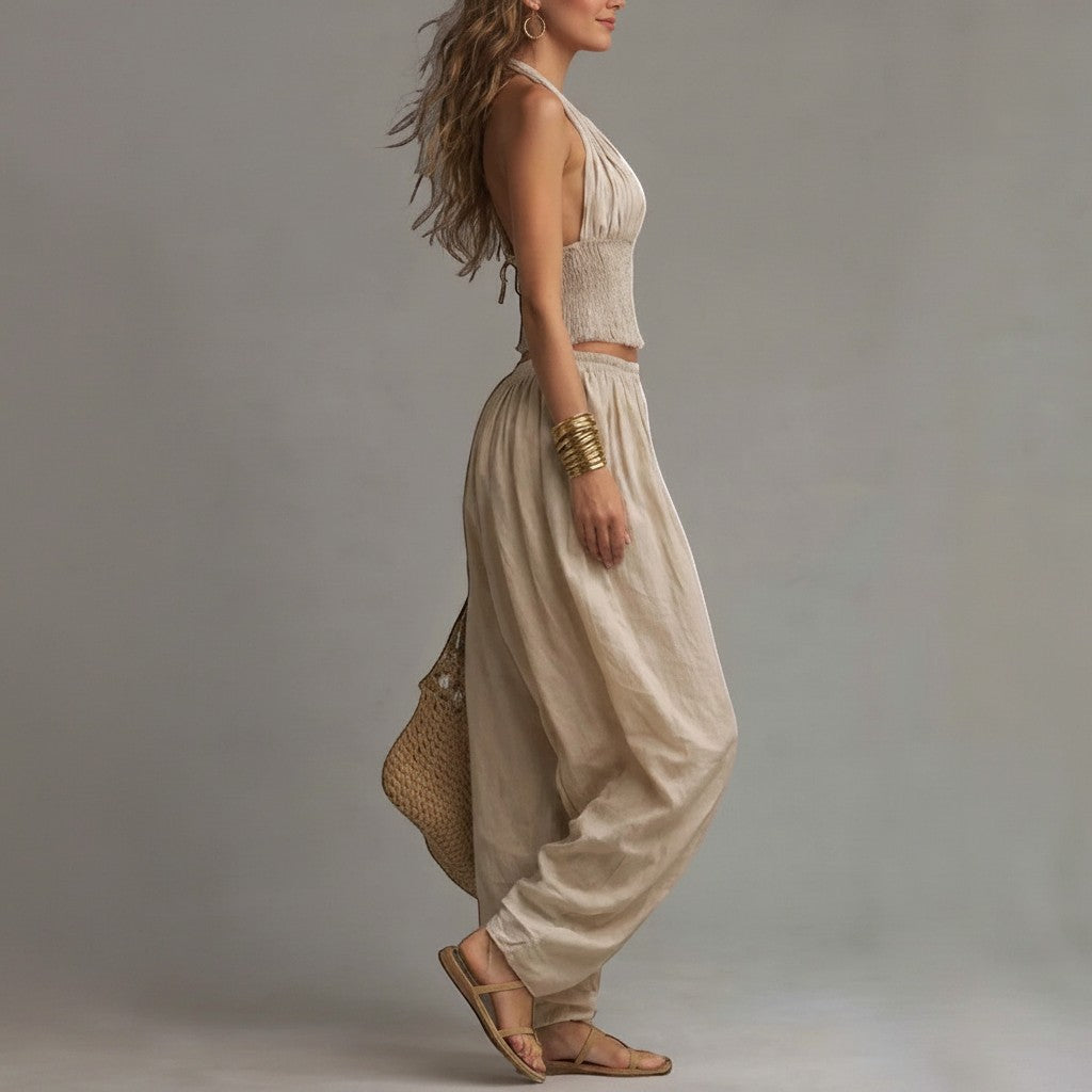 Conjunto vestismuse de dos piezas en color beige con top halter de espalda descubierta y pantalón de pernera ancha