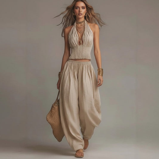 Modelo vestismuse con conjunto caqui de dos piezas, top halter fruncido y pantalón ancho fluido de estilo veraniego.