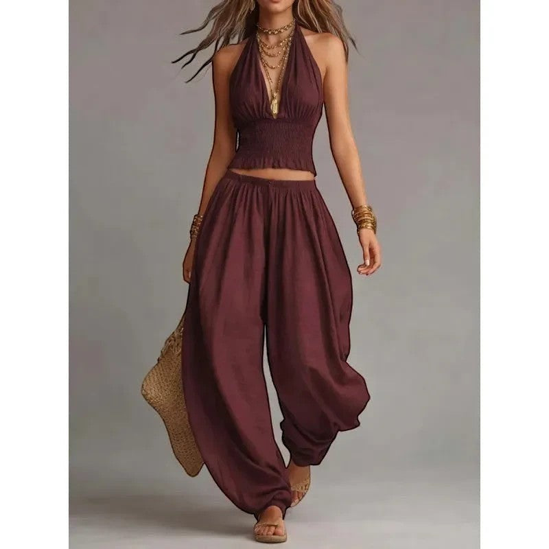 Conjunto de dos piezas vestismuse en color rojo vino con top halter fruncido y pantalón de pernera ancha fluido