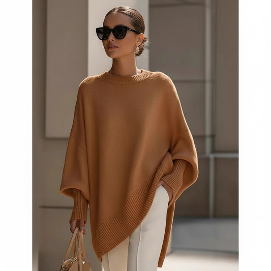 Modelo con jersey oversize camel de VestisMuse, cuello redondo, hombros caídos y punto acrílico en entorno urbano.