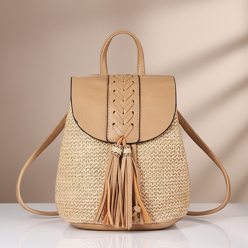 Mochila saco boho vestismuse en color caqui con textura tejida, solapa de piel sintética, borlas decorativas y cordón.