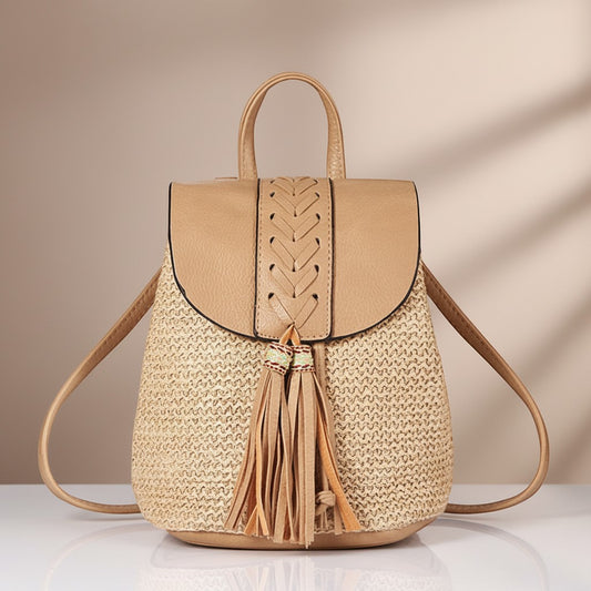Mochila saco boho vestismuse en color caqui con textura tejida, solapa de piel sintética, borlas decorativas y cordón.