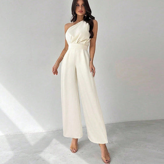 Modelo vistiendo mono largo blanco de un solo hombro con pernera ancha y diseño minimalista de la marca vestismuse