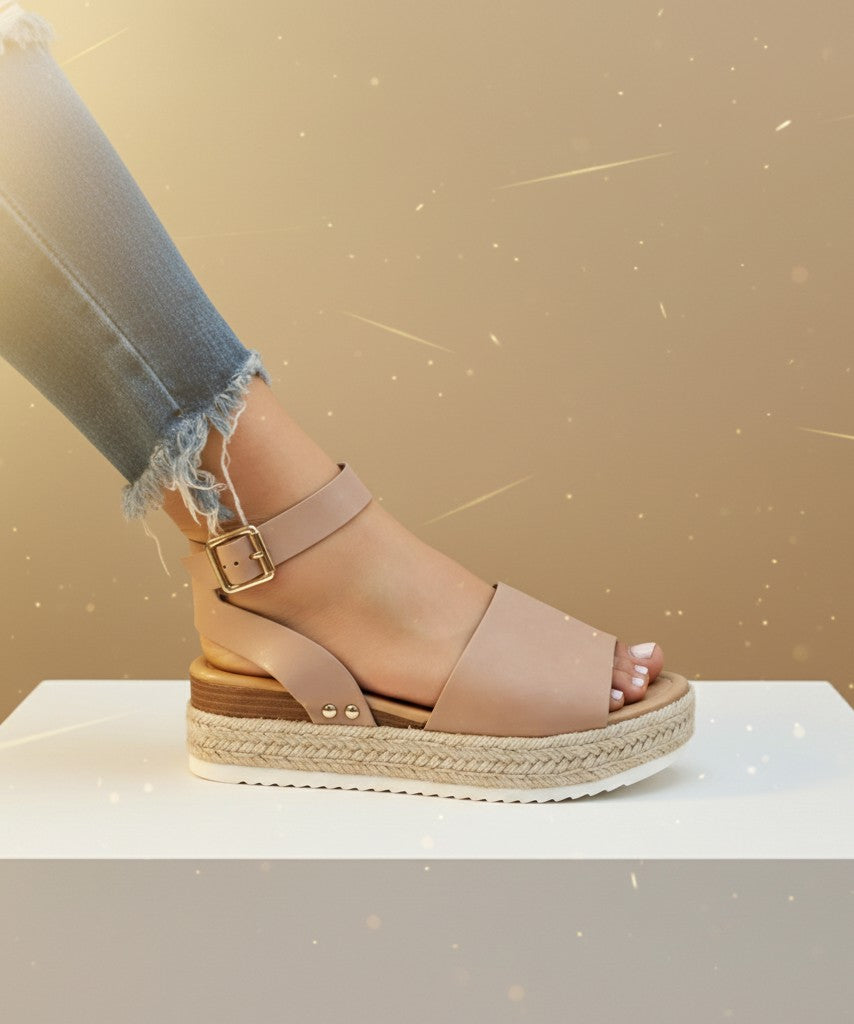 Sandalias de plataforma vestismuse con cuña de esparto natural y tira al tobillo en color beige sobre fondo neutro