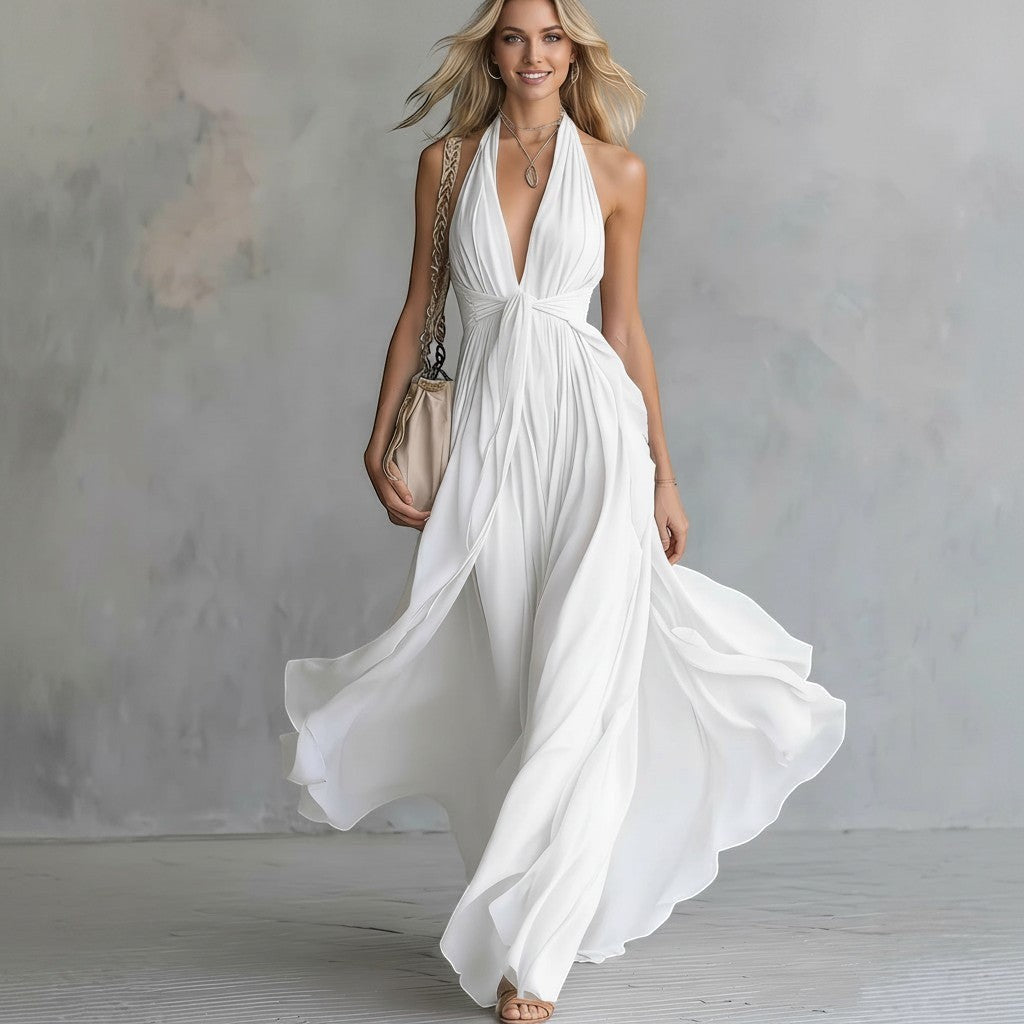 Modelo con vestido largo blanco VestisMuse de escote halter, cintura alta y falda fluida de poliéster para eventos.