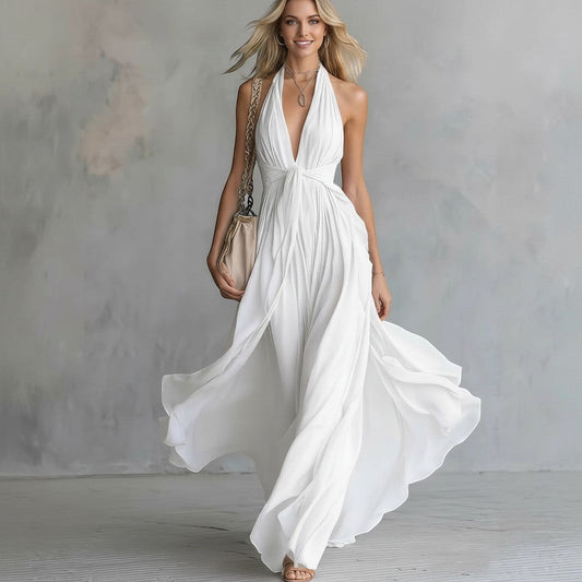 Modelo con vestido largo blanco VestisMuse de escote halter, cintura alta y falda fluida de poliéster para eventos.