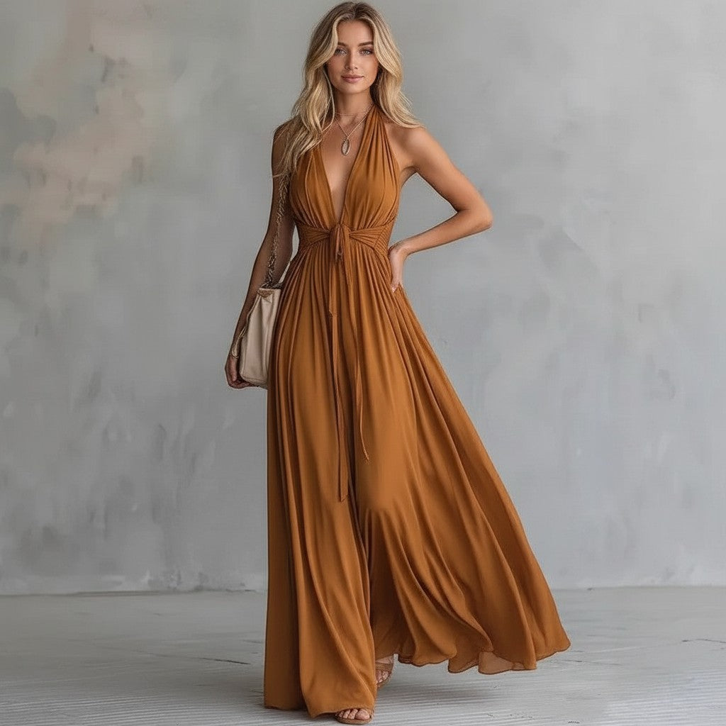 Modelo con vestido largo bronce VestisMuse de escote halter, cintura alta y falda fluida de poliéster para eventos.