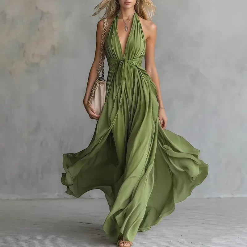 Mujer luciendo vestido largo verde de escote halter y cintura alta de vestismuse con falda fluida de gran movimiento